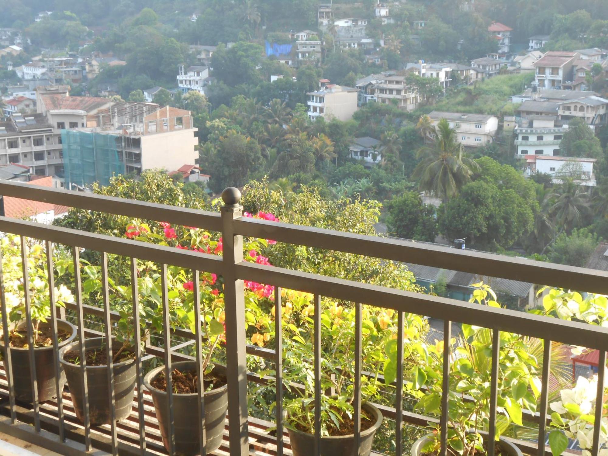 Luxury Apartment The Walkers Nest Kandy Esterno foto
